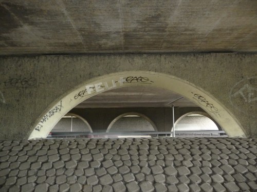 Onder de voortrazende welvaart is het betrekkelijk rustig.