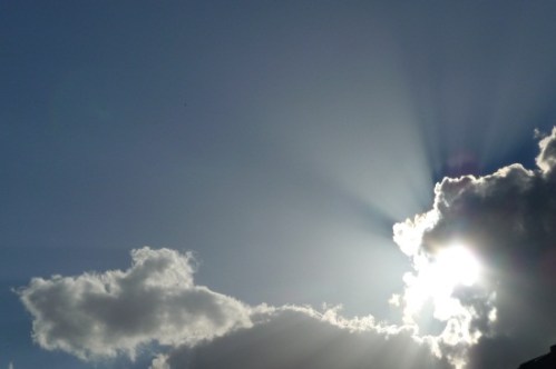 Er ruist langs de wolken.