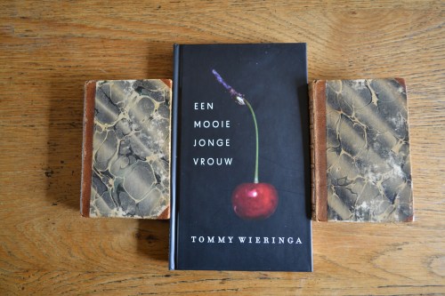 Tommy Wieringa ingeklemd tussen de fabels van La Fontaine.