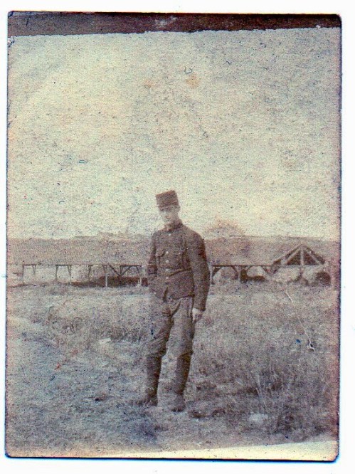 Le soldat G. Trines dans la briqueterie  de Ramscapelle